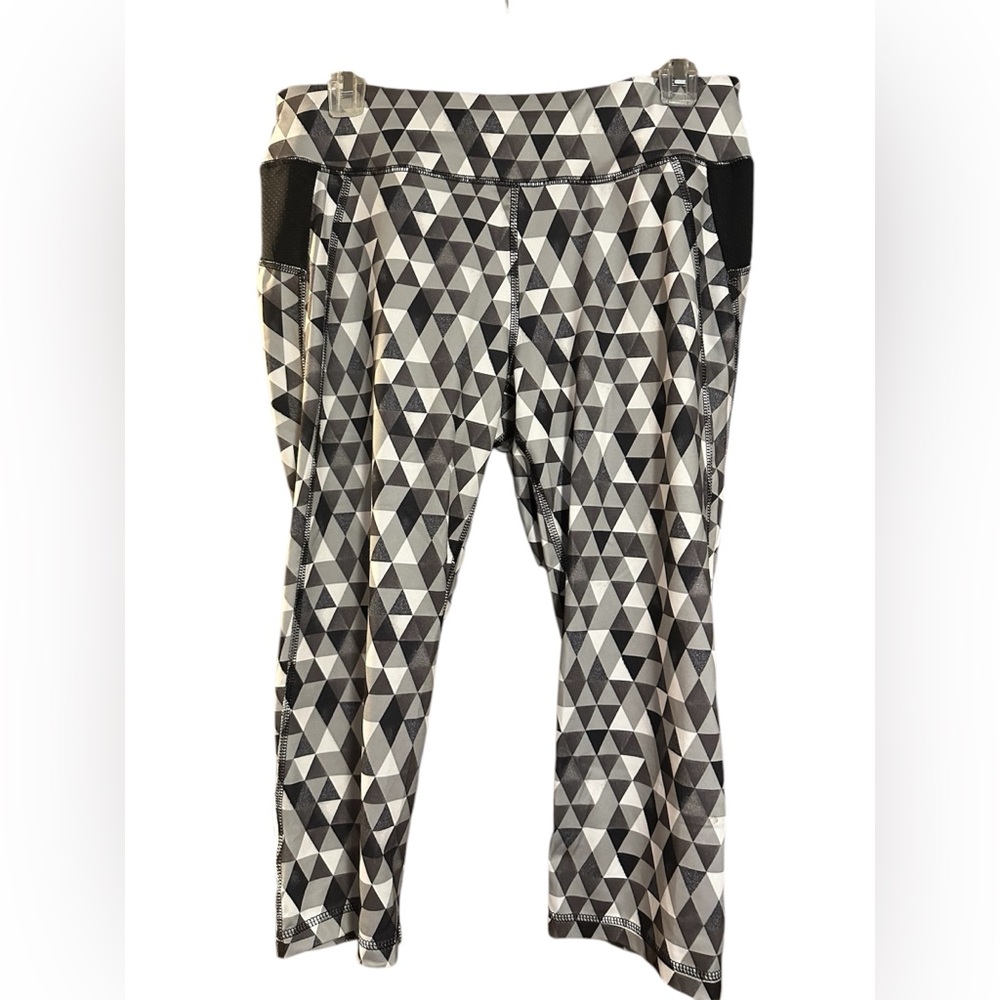 Tek Gear Geometric Black and Gray Capris